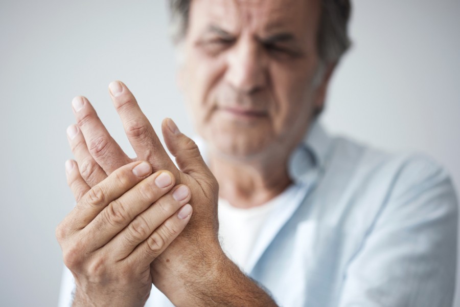 Douleurs articulaires mains : causes et traitements